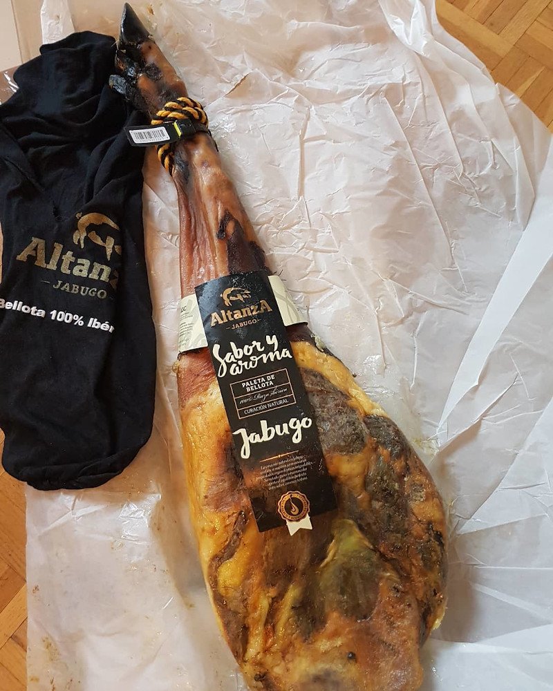 🐖🌰🇪🇸JAMON JAMON OMG, comme un air de vacances avec le jambon iberique bellota Pata Negra reçu facilement par chronopost, direct from Spain. Y'a plus qu'à l'installer sur son support, trancher et déguster #6kgdamour 😍😋 #jambon #aperitif #tapas #jamon #jamoniberico #iberica #bellota #patanegra #ibergour…